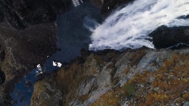 ノルウェー エイドフィヨルドのヴォリングフォッセン滝の航空写真 旅行は5月に行われました まだ寒かったが とても美しかった — ストック動画
