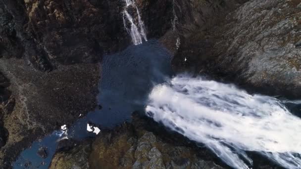 ノルウェー エイドフィヨルドのヴォリングフォッセン滝の航空写真 旅行は5月に行われました まだ寒かったが とても美しかった — ストック動画