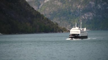 Fiyort üzerinde Feribot yelken