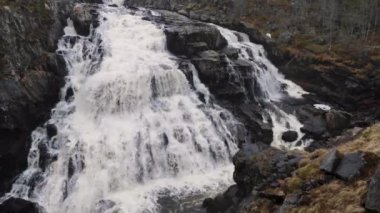 Muhteşem Norveç şelalesi, güzel manzara