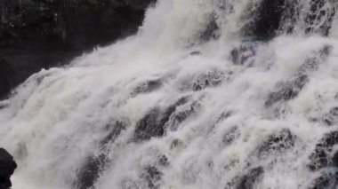 Muhteşem Norveç şelalesi, güzel manzara