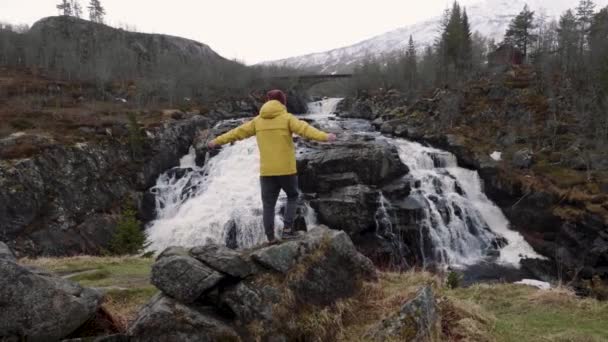 Gars Crie Sur Cascade — Video