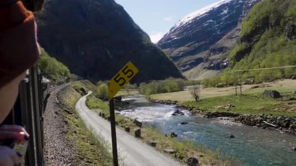 Поезд Отправляется Горное Ущелье Норвегия — стоковое видео