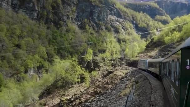 Der Zug Fährt Die Bergschlucht Norwegen — Stockvideo