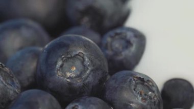 Yaban mersini dolu süt, yakın çekim, makro atış, yavaş çekim