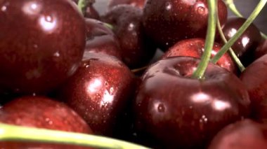 Kirazlara yakın çekim, makro çekim, kamera böğürtlenler boyunca hareket ediyor.