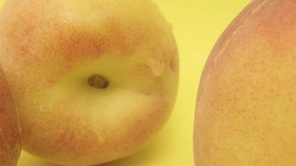 Peach Matang Adalah Berbaring Latar Belakang Kuning Dan Penurunan Juicy — Stok Video