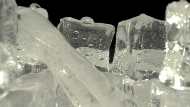 Schmelzende Eiswürfel Liegen Auf Einem Weißen Teller Mit Schwarzem Hintergrund — Stockvideo
