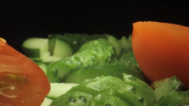 Cámara Mueve Través Verduras Rodajas Pepinos Tomates Macro Plan — Vídeos de Stock