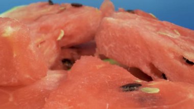 Tabakta karpuz parçaları var. Yakın çekim, makro çekim. Kamera sorunsuz hareket ediyor.