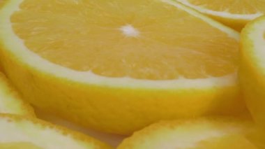 Portakal dilimleri tabakta. Yakın çekim, makro çekim. Kamera sorunsuz hareket ediyor.