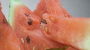 Tabakta karpuz parçaları var. Yakın çekim, makro çekim. Kamera sorunsuz hareket ediyor.