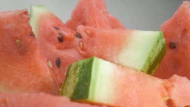 Tabakta karpuz parçaları var. Yakın çekim, makro çekim. Kamera sorunsuz hareket ediyor.