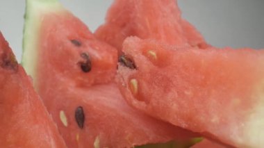 Tabakta karpuz parçaları var. Yakın çekim, makro çekim. Kamera sorunsuz hareket ediyor.