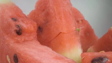 Tabakta karpuz parçaları var. Yakın çekim, makro çekim. Kamera sorunsuz hareket ediyor.