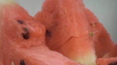 Tabakta karpuz parçaları var. Yakın çekim, makro çekim. Kamera sorunsuz hareket ediyor.