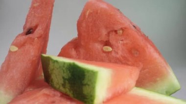 Tabakta karpuz parçaları var. Yakın çekim, makro çekim. Kamera sorunsuz hareket ediyor.