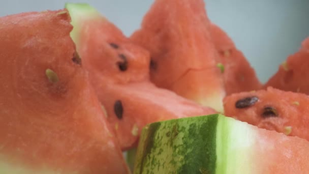 Wassermelonenstücke Liegen Auf Dem Teller Nahaufnahme Makroaufnahmen Die Kamera Bewegt — Stockvideo