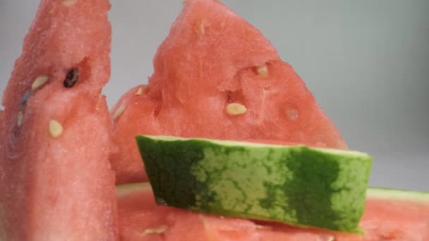 Wassermelonenstücke Liegen Auf Dem Teller Nahaufnahme Makroaufnahmen Die Kamera Bewegt — Stockvideo