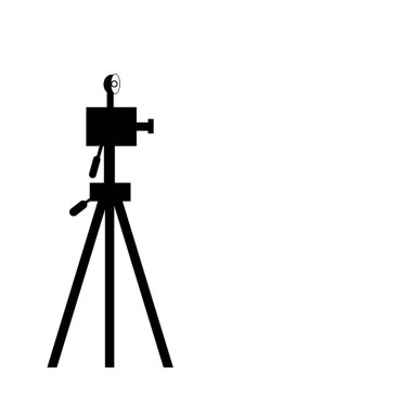 Siluet, tripodun üzerindeki eski model fotoğraf makinesi.