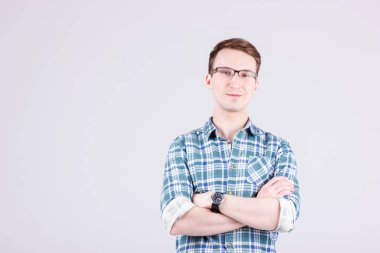 Beyaz arka plan üzerinde gömlek ve pantolon gülümsüyor genç güzel adam