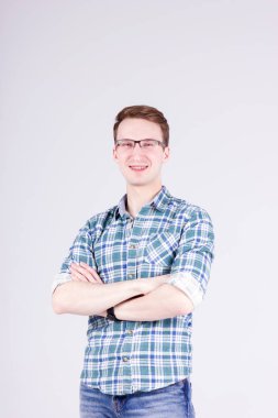 Beyaz arka plan üzerinde gömlek ve pantolon gülümsüyor genç güzel adam