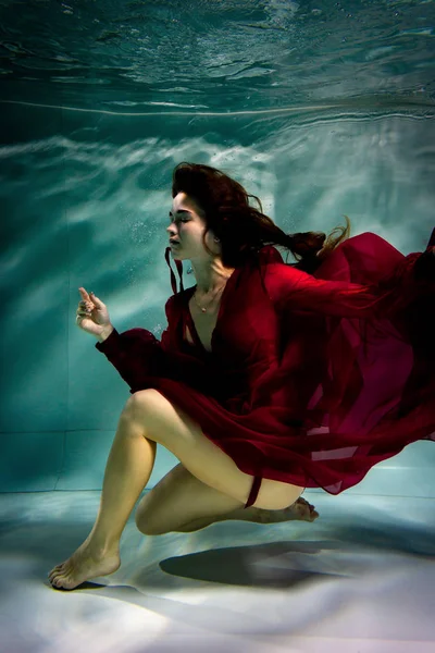 Dansende Vrouw Onder Het Water Een Zwembad Een Rode Jurk — Stockfoto