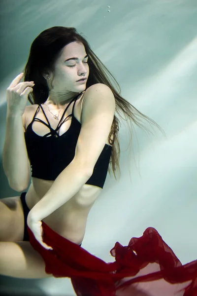 Mulher Dançante Sob Água Uma Piscina Uma Roupa Preta — Fotografia de Stock