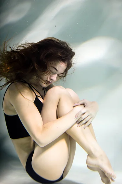 Dansende Vrouw Onder Het Water Een Zwembad Een Zwarte Kleding — Stockfoto