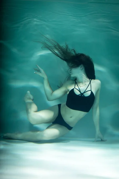 Танцующая Женщина Водой Бассейне Черной Одежде — стоковое фото
