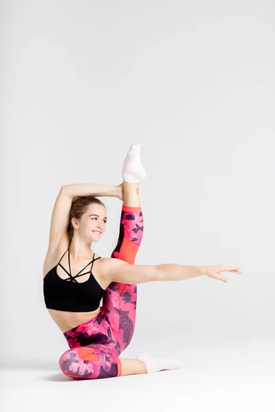 Full Längd Porträtt Ung Sportwoman Stretching Muskler Medan Sitter Golvet — Stockfoto