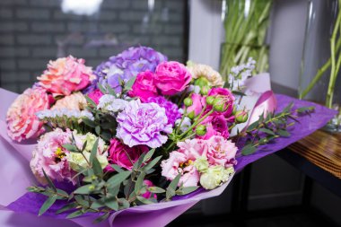 Renkli şakayık, gül ve diğer çiçek çiçekçi dükkanı için girişte. Seçici odak.