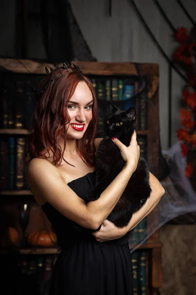 Όμορφη Νεαρή Γυναίκα Στο Μαύρο Φόρεμα Μαύρη Γάτα Εσωτερική — Φωτογραφία Αρχείου
