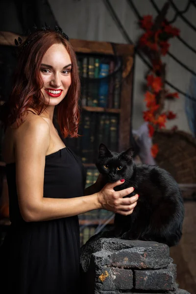 Όμορφη Νεαρή Γυναίκα Στο Μαύρο Φόρεμα Μαύρη Γάτα Εσωτερική — Φωτογραφία Αρχείου