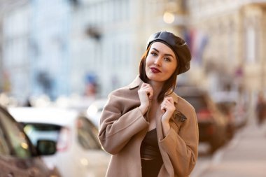 Siyah takım elbiseli güzel bir kadın Saint-Petersburg 'da geziniyor.