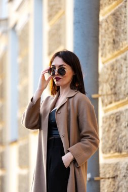 Siyah takım elbiseli güzel bir kadın Saint-Petersburg 'da geziniyor.