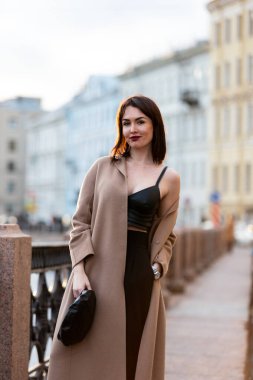 Siyah takım elbiseli güzel bir kadın Saint-Petersburg 'da geziniyor.