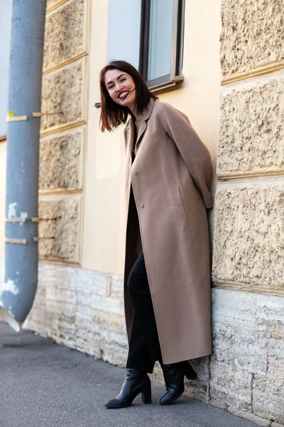 Hermosa Mujer Traje Pantalón Negro Camina Paseo Marítimo San Petersburgo Imagen De Stock