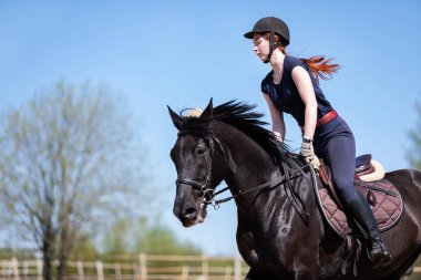 Yazın at süren güzel bir kız.