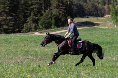 Yazın at süren güzel bir adam
