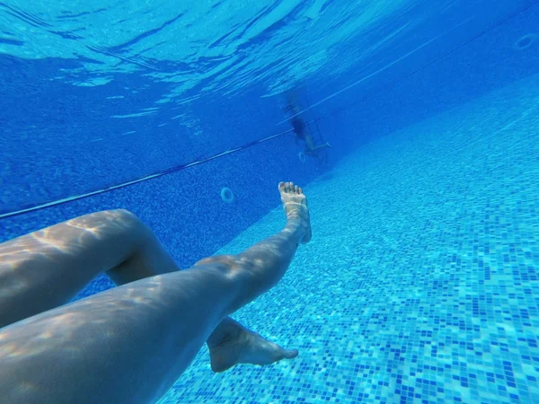 Bajo el agua. Hermoso fondo azul de la piscina primer plano —  Fotos de Stock