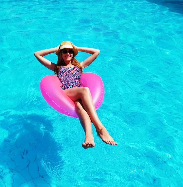 Menina Bonita Jovem Relaxante Nadando Piscina Azul Com Círculo Rosa — Fotografia de Stock