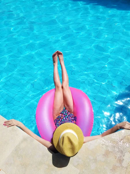 Menina Bonita Jovem Relaxante Nadando Piscina Azul Com Círculo Rosa — Fotografia de Stock