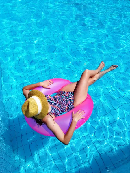 Menina Bonita Jovem Relaxante Nadando Piscina Azul Com Círculo Rosa — Fotografia de Stock