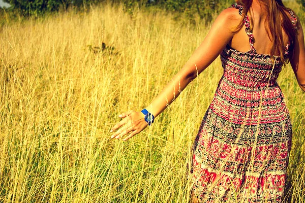 夏に高乾燥草をフィールドと実行手に歩いて美しい少女 — ストック写真