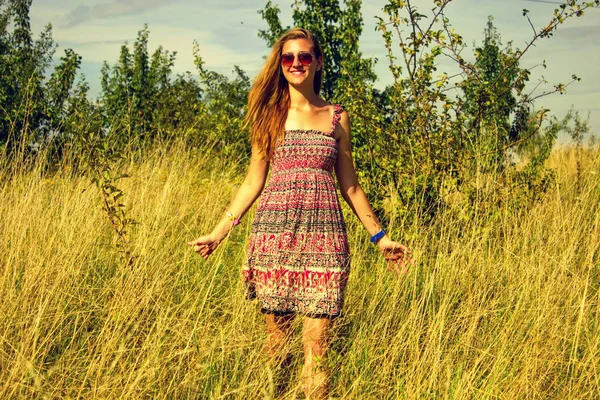 Mooi Meisje Lopen Hand Van Het Veld Loopt Door Het — Stockfoto