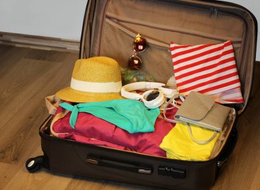 Toplanan bavul seyahat için. Açık görünüm portre bir ahşap arka plan üzerinde dinlenmek şeylerle çantada