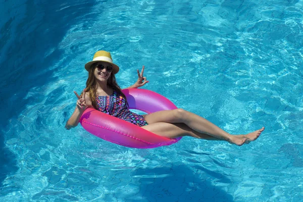 Όμορφη Κοπέλα Χαλαρώνοντας Και Κολυμπώντας Στη Μπλε Πισίνα Ένα Ροζ — Φωτογραφία Αρχείου