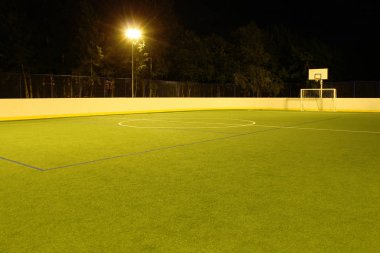 Yaz aylarında akşam fenerler tarafından yeşil saha yaktı