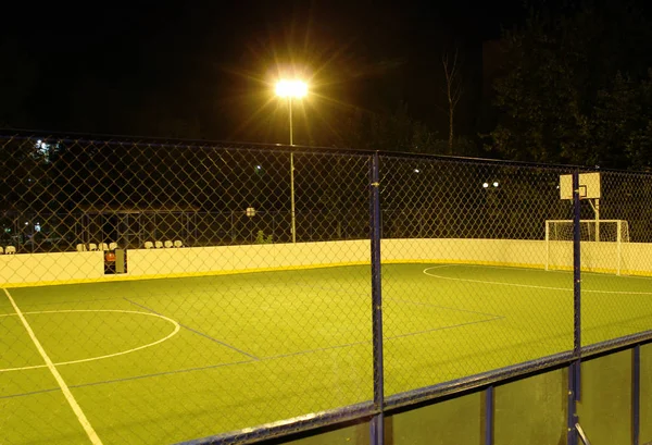 Campo Fútbol Verde Iluminado Por Linternas Noche Verano — Foto de Stock